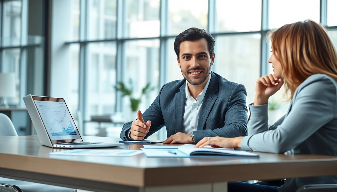 카드현금화의 이점을 설명하는 전문가와 고객의 상담 장면입니다.